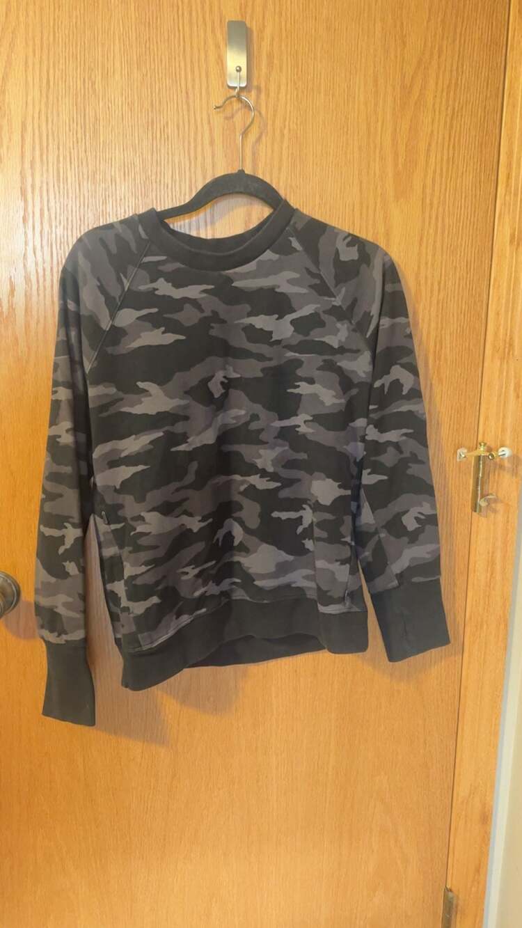 Athleta Triumph Printed Crewneck Sweatshirt Black Camo